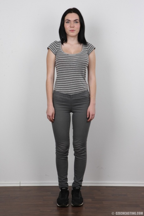 У любительницы Петры упругие сиськи и огромные соски, сфотографированные для кастинга 2