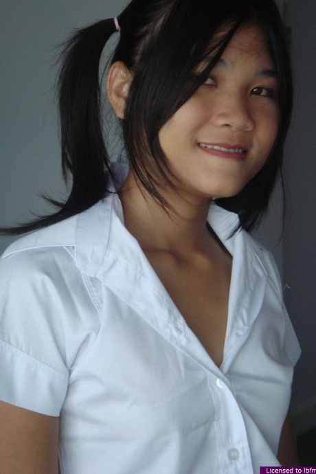 Азиатка снимает свою школьную одежду, чтобы обнажить свою безволосую киску 2