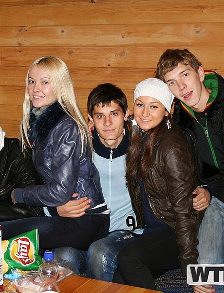 Студенты колледжа участвуют в групповом сексе во время отдыха в хижине 1