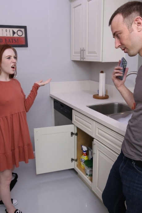 Натуральная рыжеволосая Мади Коллинз выплескивает сперму изо рта после жесткого траха 1