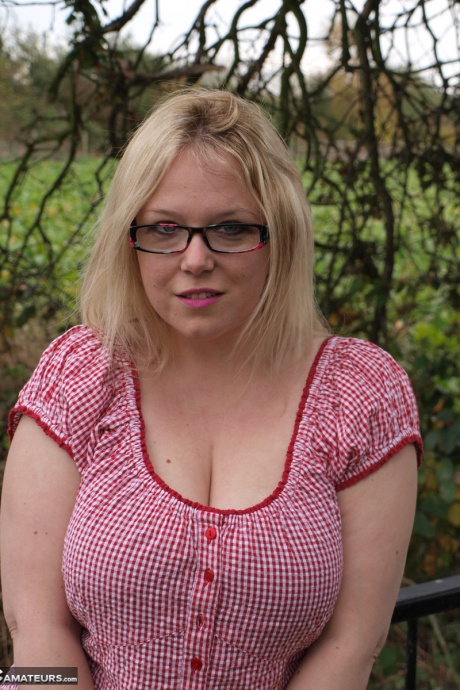 Любительская толстушки Синди Бюст обнажает свои большие сиськи и пизду на загородном мосту 1