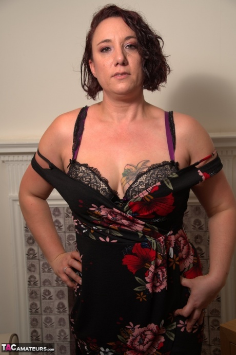 Зрелая леди сбрасывает свое платье, чтобы позировать в нижнем белье и нейлоновых чулках 11