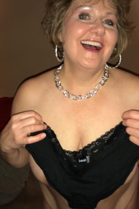 Соло-бабуля грудастая Блисс меняет нижнее белье, показывая свои обвисшие сиськи 4