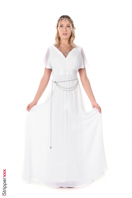 Великолепная блондинка Анжелика Грейс высовывает свой язычок после раздевания 1