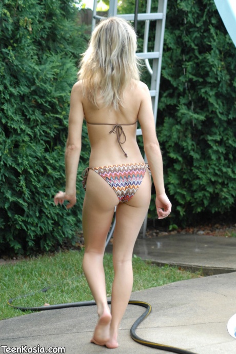 Молоденькая блондинка Кася снимает бикини перед тем, как нырнуть в воду обнаженной 2