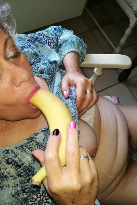 Возбужденная бабуля Каро засовывает банан в свою натуральную киску на кухонном стуле 9