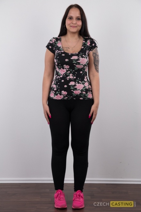 Пухленькая молоденькая Дениза впервые стоит голой перед киской крупным планом 2