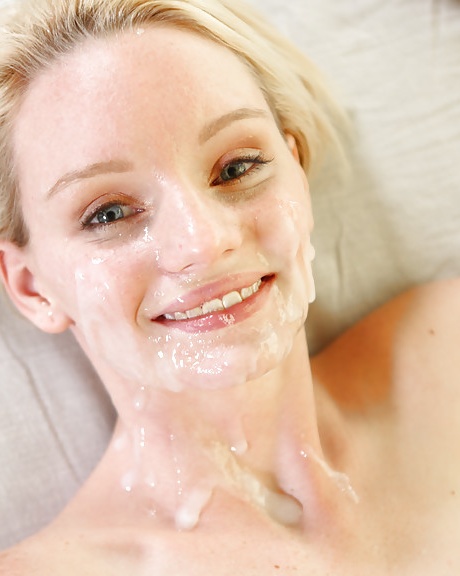 Стройная молодая блондинка Сэмми Дэниелс сосет этот твердый большой член 13