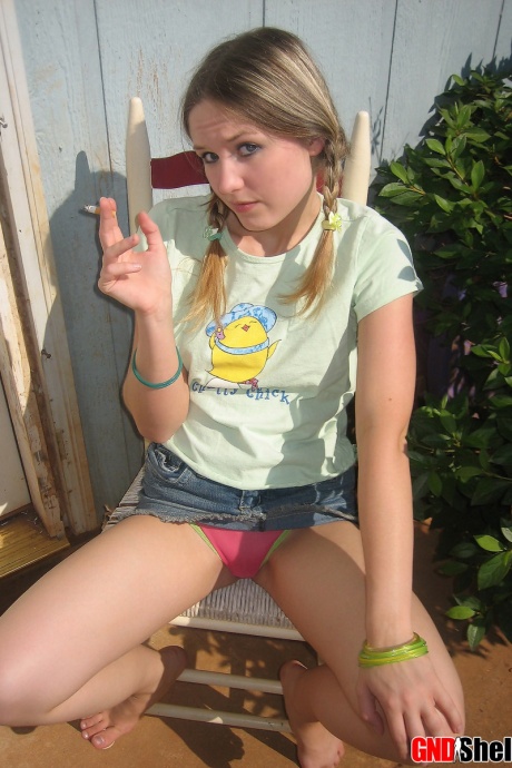 Молодая девушка курит сигарету, обнажая свои сиськи и киску 10