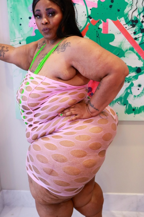 Тучная негритянка Симона Тайк работает своей огромной задницей во время акции SFW 12