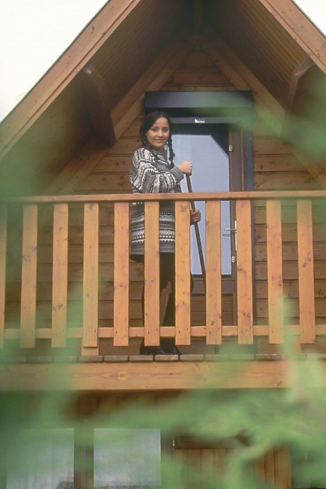 Брюнетка Далила заплетает волосы в косички во время жесткого ДП 1