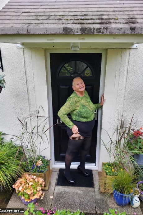 Коротко стриженная Нэн Валгасмик обнажает свои трусики под юбкой в чулках 15