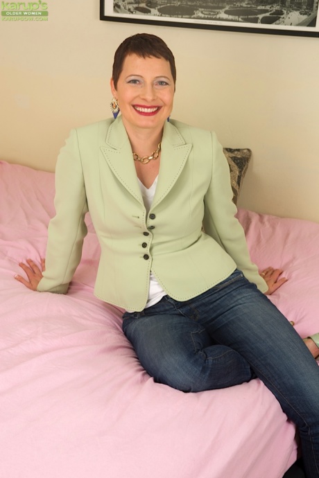 Коротко стриженная леди с красными губами показывает розовую свою пизду в обнаженном виде 1