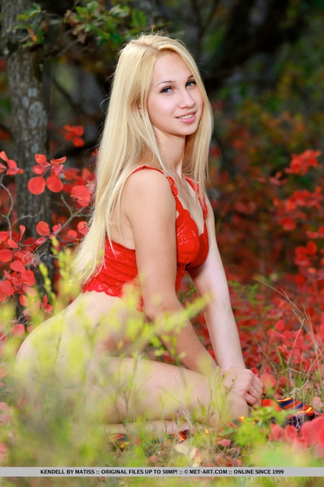 Молодая русская блондинка Кенделл показывает свою розовую киску обнаженной в лесу 1