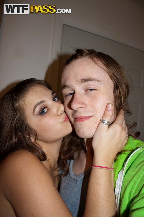 Брюнетка Шайенн снимает домашнее порно со своими приятелями по траху 5