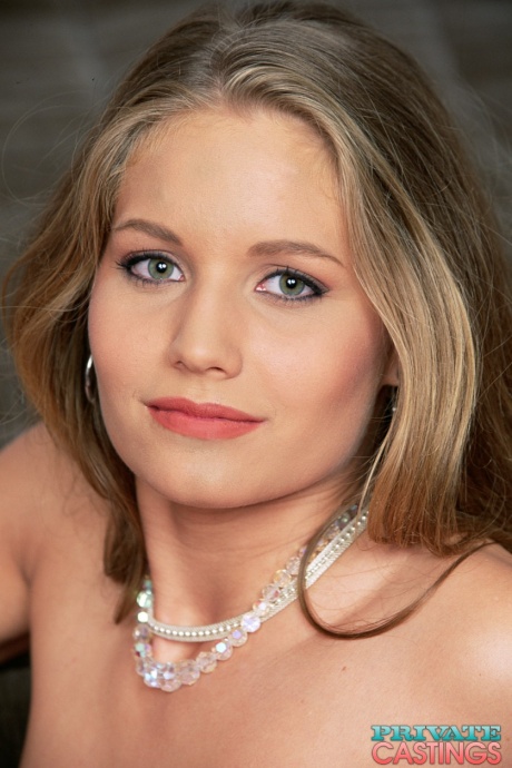 Красивая Тимея получает капающую сперму на свой язычок во время винтажного группового минета 1