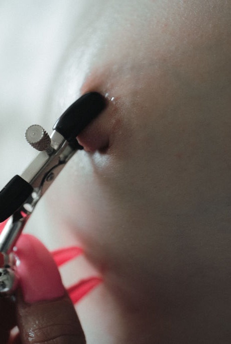 Потрясающая татуированная брюнетка Полли Стар стоит обнаженная в своей ванне, облизывая губы 2