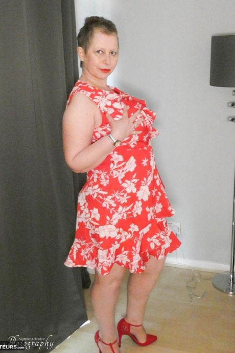 Зрелая шикарная любительница София обнажает свою большую задницу и киску в красных туфлях на каблуках 6