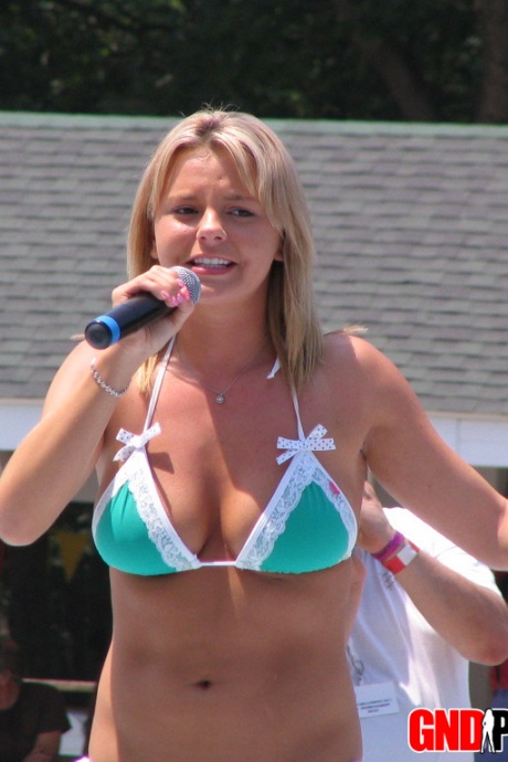 Откровенное закулисное действо во время стриптиз-шоу в клубе по выбору одежды 5