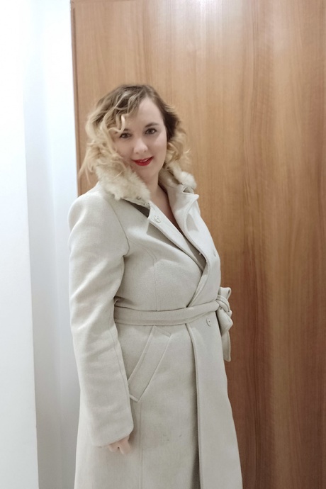 Толстая блондинка Лола Парадайз раздевается догола, прежде чем поиграть с членом в режиме POV 1