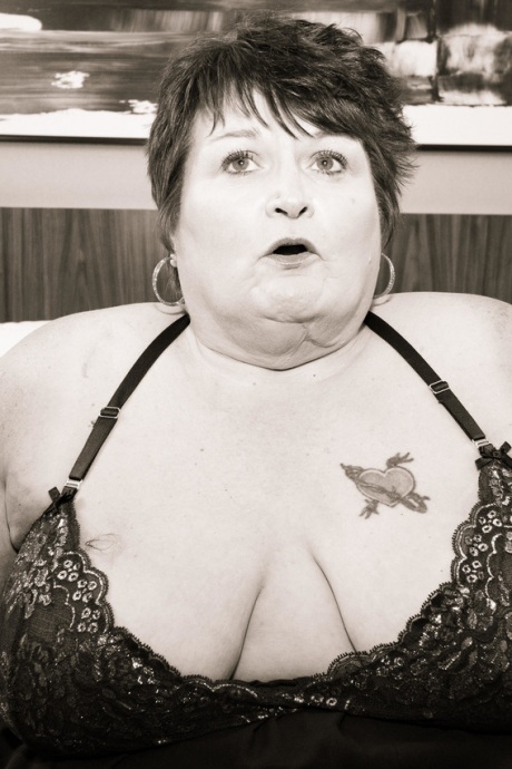 Тучная пожилая женщина мисс Дерзкая Чистюля выставляет свою массивную задницу на всеобщее обозрение 1