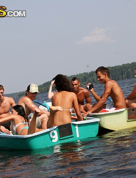 Студенты колледжа занимаются групповым сексом, проводя день у воды 2