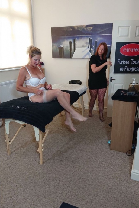 Рыжеволосая массажистка играет с милфой Молли, блондинкой постарше, со своей киской 1