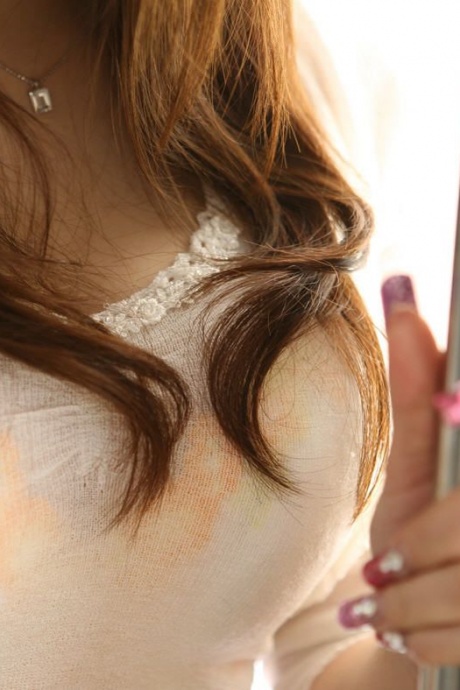 Японская молоденькая Рика Кидзима обожает демонстрировать трусики под юбкой 3