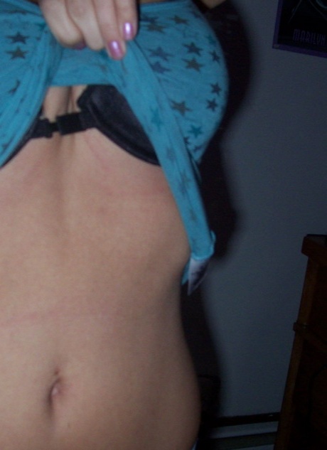 Молоденькая брюнетка Никки делает соблазнительные селфи в безопасности для работы, раздеваясь 2