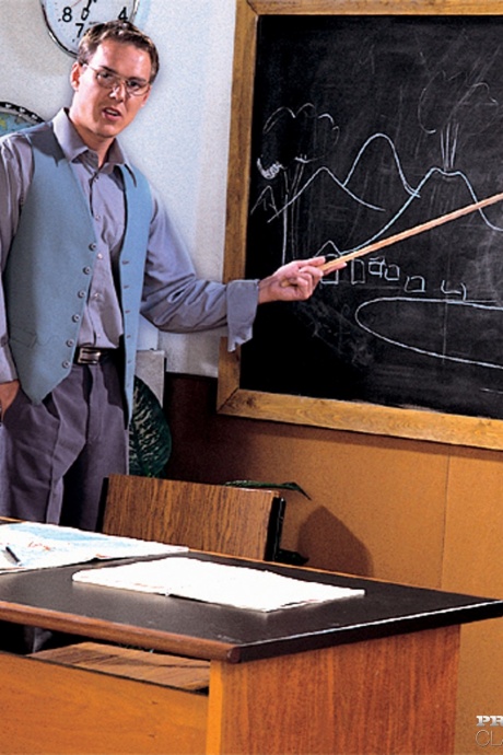 3 женщины участвуют в анальном сексе, поедая сперму, со своим школьным учителем 4