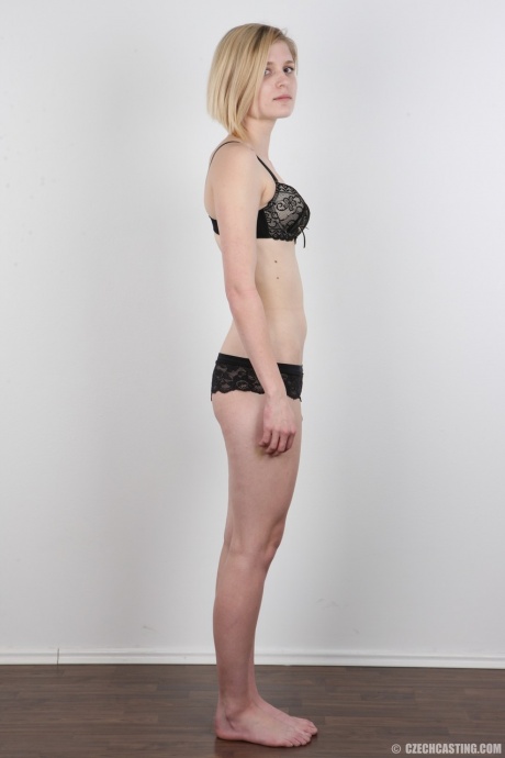 Блондинка-любительница из Чехословакии пробует себя в роли обнаженной модели 8