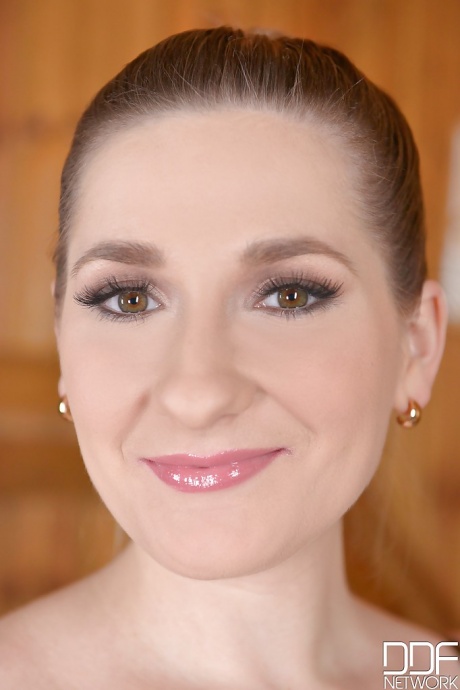 Длинноногая соло-модель Одди демонстрирует большие натуральные сиськи в сауне 1