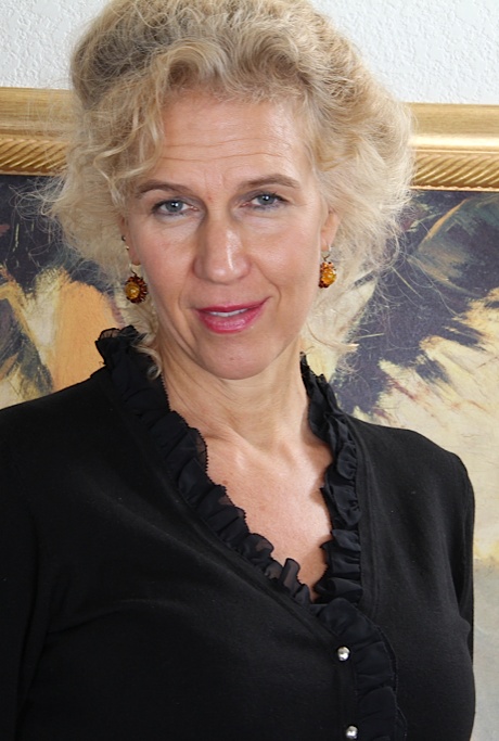 Опытная блондинка Кэлли Джо решает, что сейчас самое подходящее время позировать обнаженной 2