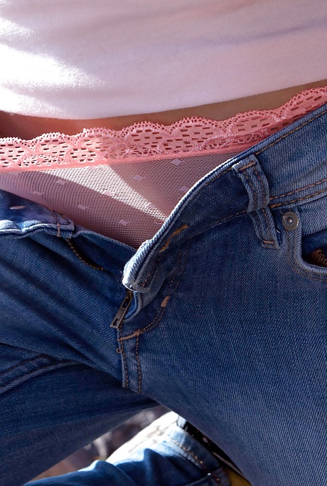 18-летняя красотка Оливия обнажает бритую киску подростка на открытом воздухе на пляже 4