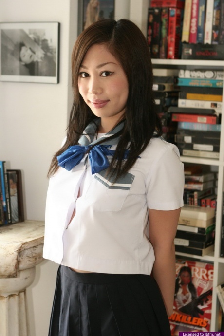 Азиатская школьница сдвигает свои трусики в сторону, чтобы обнажить свою киску на посадочной полосе 1