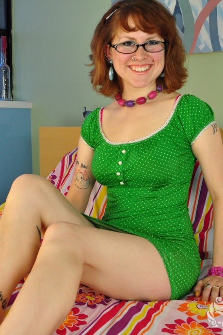 Дерзкая девчонка не снимает очки, дебютируя в качестве модели обнаженной натуры 1