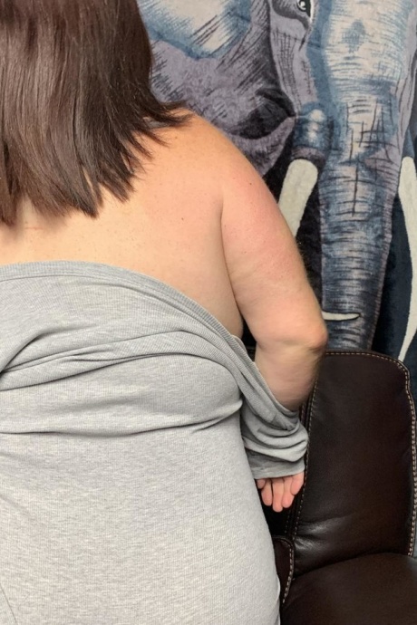Тучная любительская сексуальная молодая толстушки показывает свою большую задницу после того, как раздвинула свою киску 12