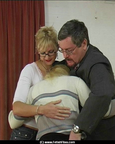 У молодой блондинки покраснела голая задница во время порки палками 12