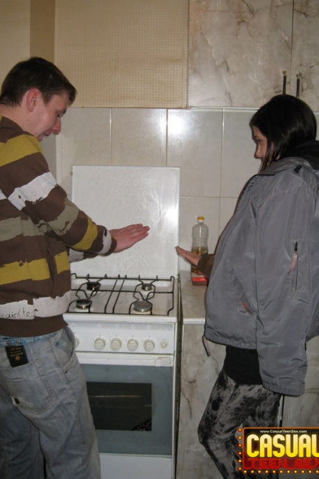 Молодые любовники занимаются жестким семейным трахом на кухне 1