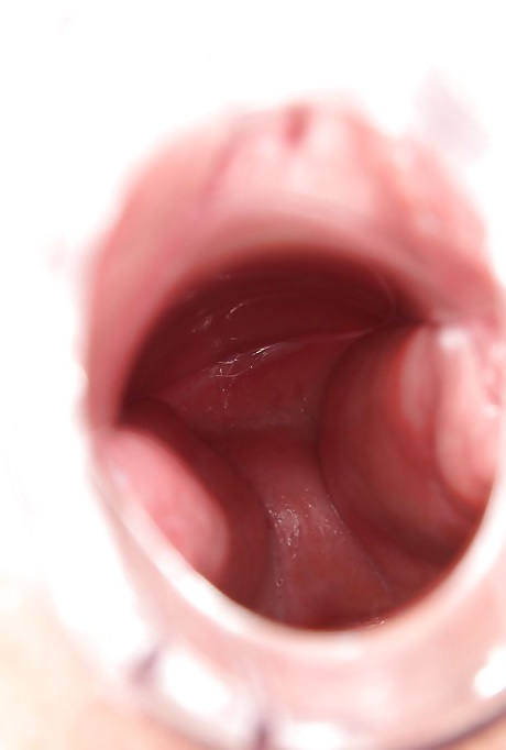 Грудастая пожилая медсестра в униформе и черных чулках раздвигает свои ножки 16