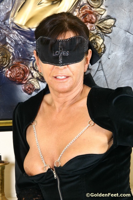 Британская фетиш-модель леди Сара с завязанными глазами принимает член раком 1