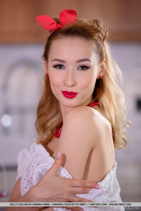 Очаровательная молоденькая Келли Коллинз раздевается догола в белых носках с оборками и красных туфлях на каблуках 3