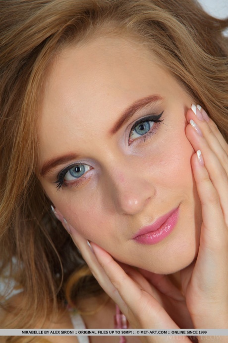 Молодая русская соло-девушка демонстрирует свое худое тело в обнаженном виде, сняв платье 1