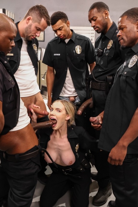 Женщину-полицейского Ребел Райдер трахают коллеги на глазах у ее рогоносца 6