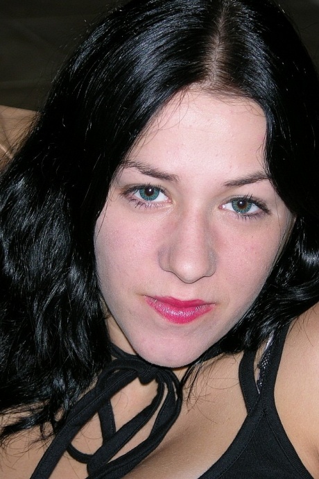 Темноволосая девушка с пышной киской и красивыми сиськами раздевается догола на кровати 1