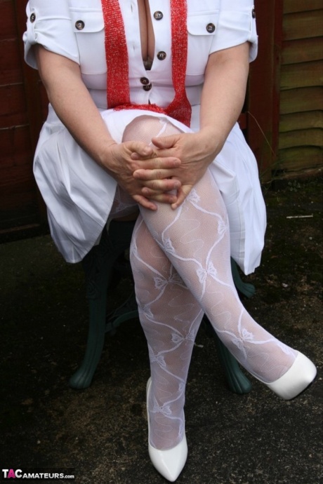 Зрелая жирная кудрявая Кэрол раздевается до нижнего белья и сексуальных нейлоновых чулок во дворе 2