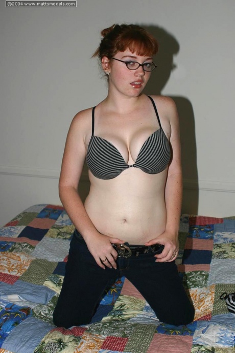 Рыжеволосая любительница Сойер обхватывает ладонями свою натуральную грудь, прежде чем снять очки 1