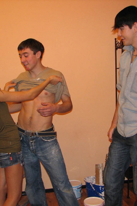 Сеанс покраски дома приводит к ММФ сексу для этих возбужденных подростков 5