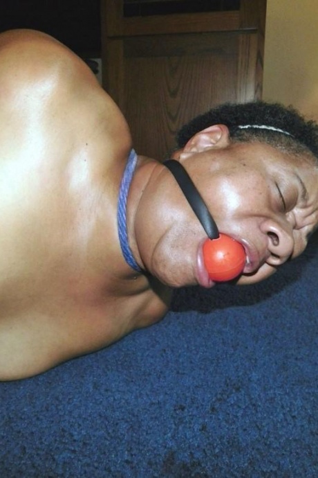 Полная негритянка Трикси борется с кляпом во рту, пока ее связывают 9