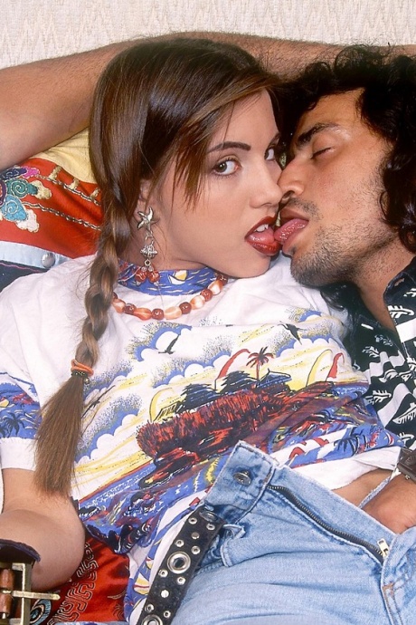 Беата с косичкой принимает его в киску и задницу от 2 парней одновременно 1